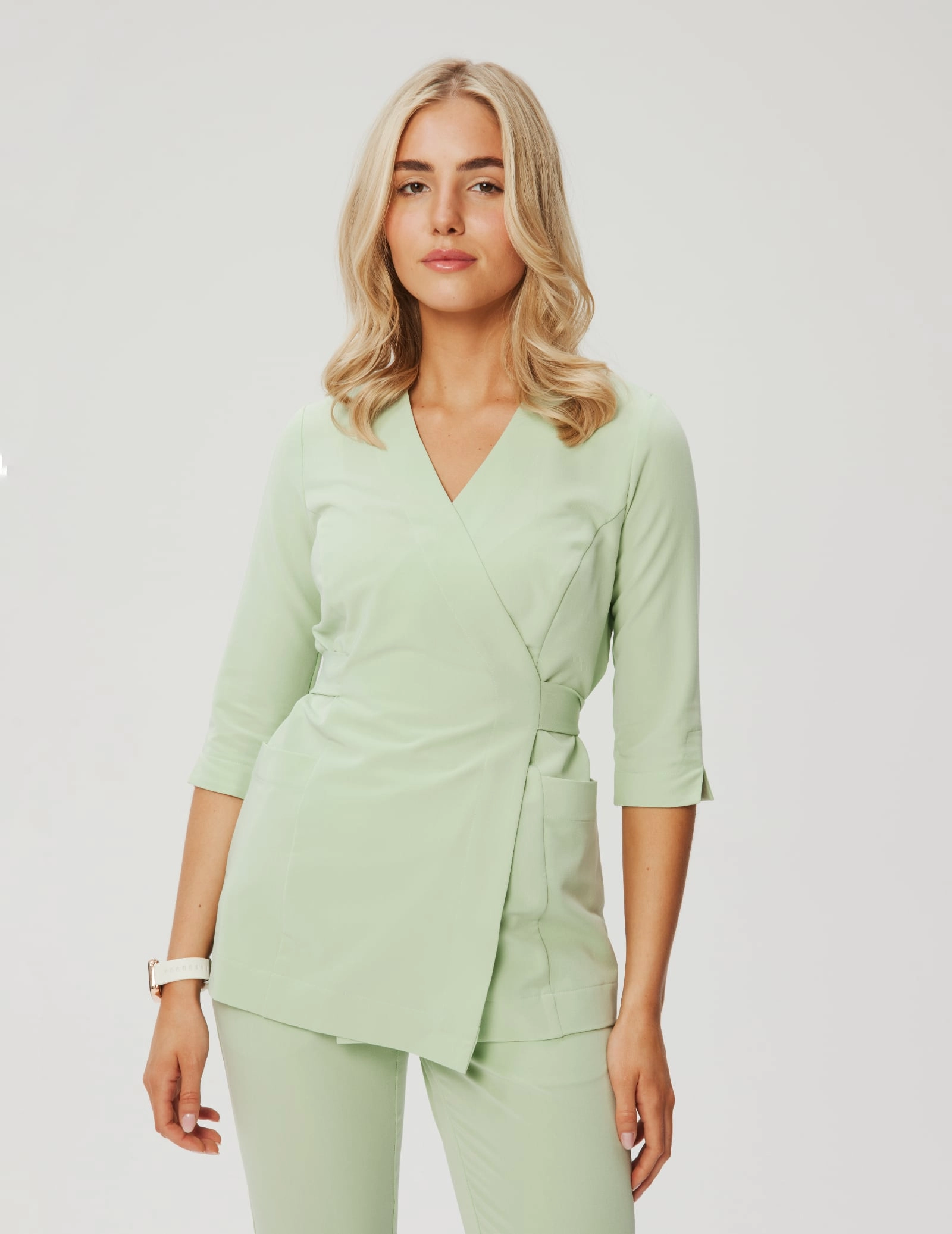 Bluză medicală legată de Rosalie - MATCHA LATTE Bluză medicală legată de Rosalie - MATCHA LATTE