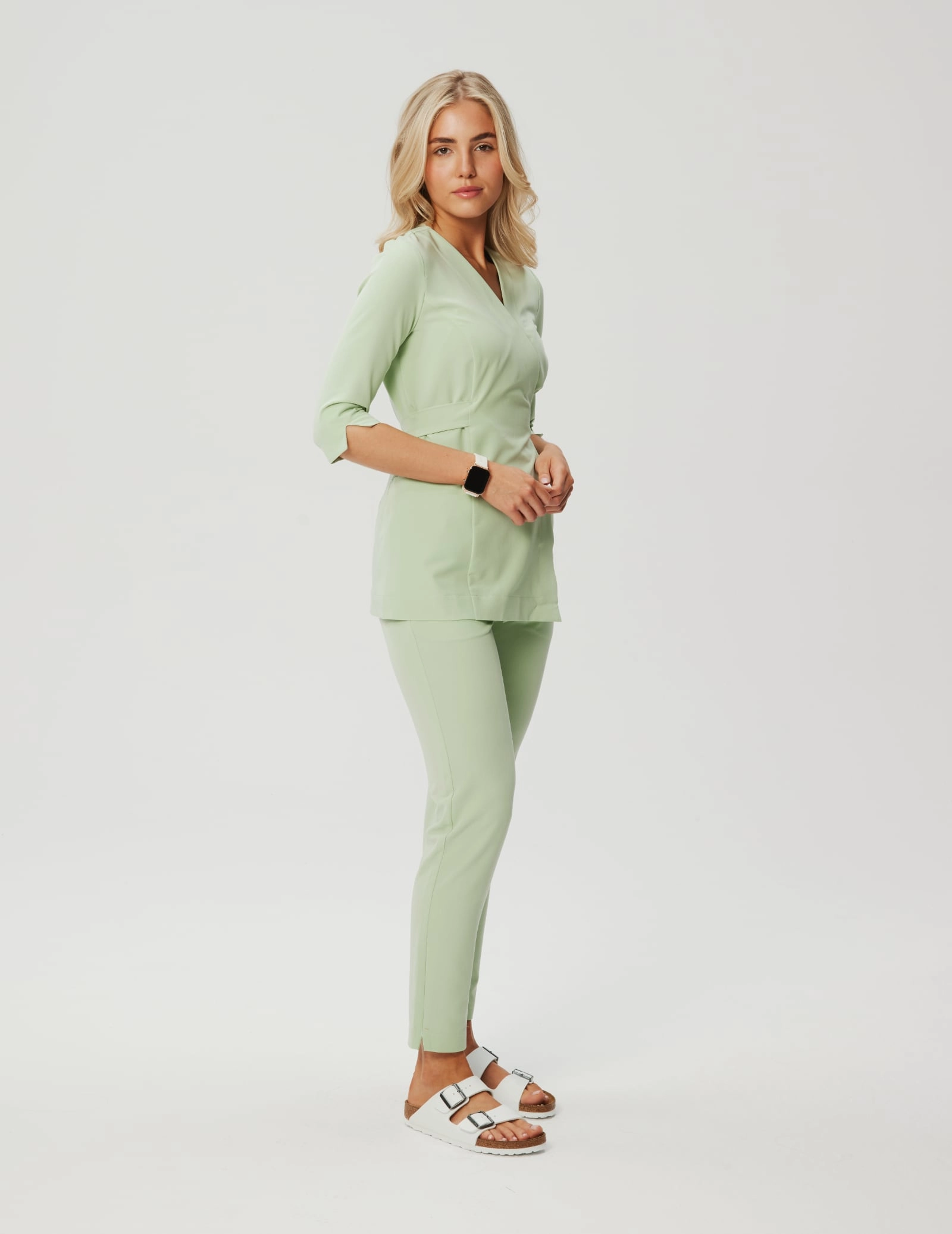 Bluză medicală legată de Rosalie - MATCHA LATTE Bluză medicală legată de Rosalie - MATCHA LATTE