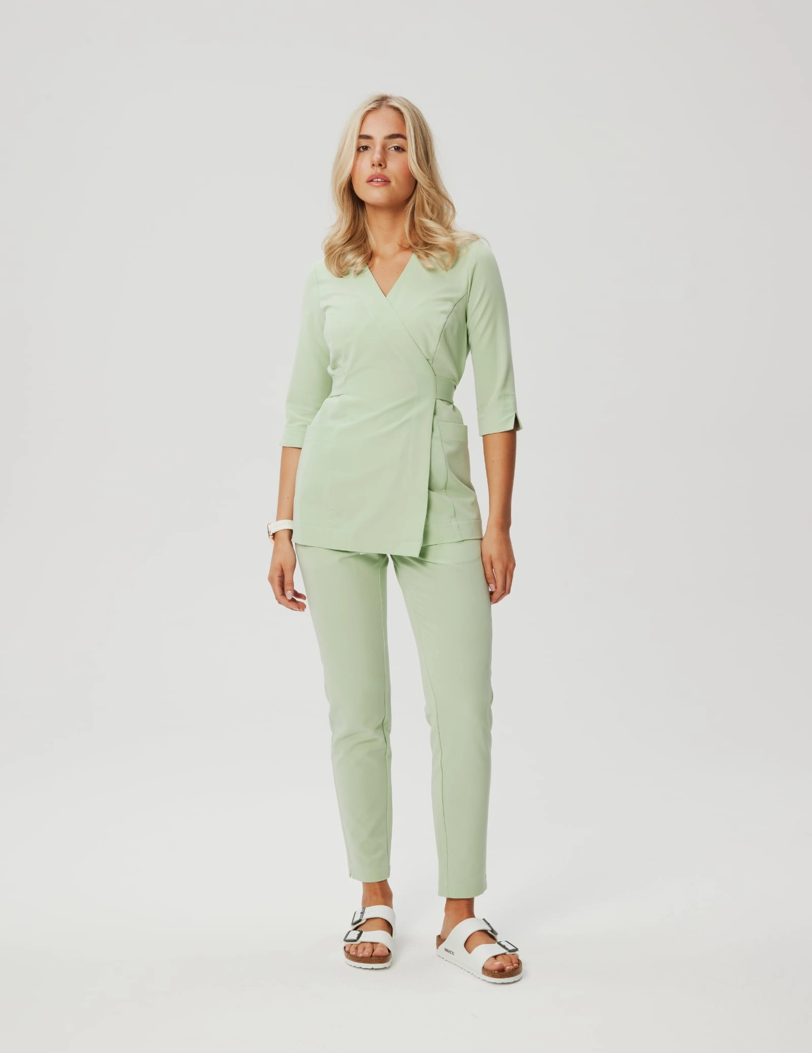 Pantaloni pentru femei Basic - MATCHA LATTE Pantaloni pentru femei Basic - MATCHA LATTE
