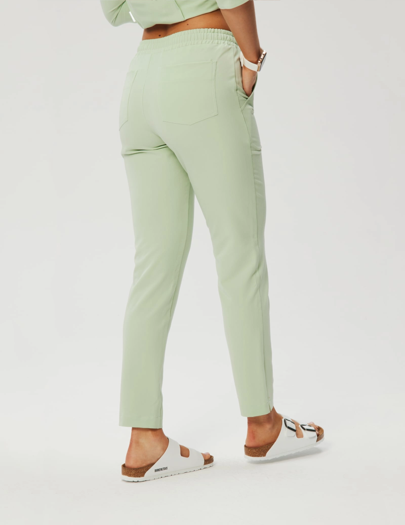 Pantaloni pentru femei Basic - MATCHA LATTE Pantaloni pentru femei Basic - MATCHA LATTE