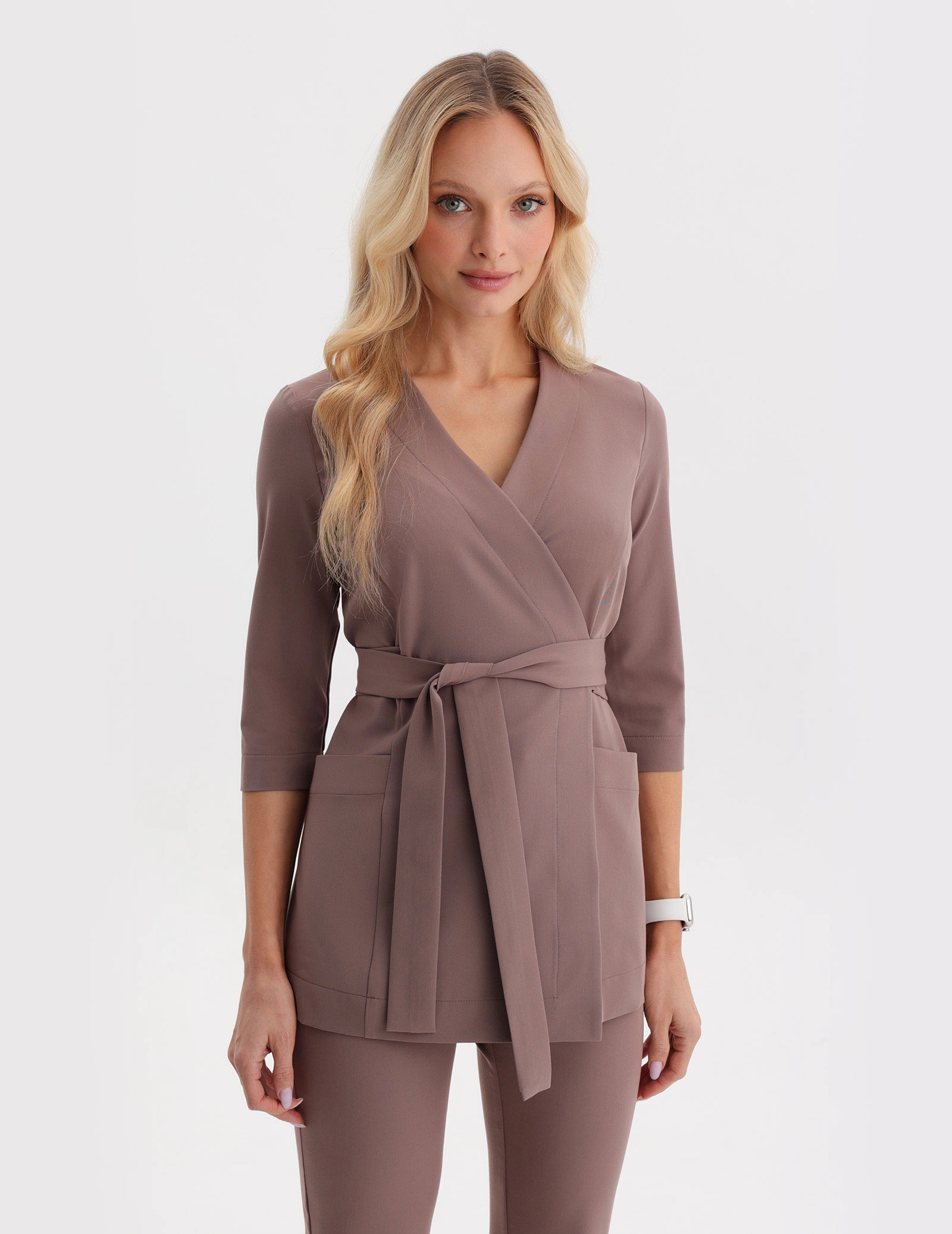 Bluză Medicală cu legături Rosalie – MOCHA